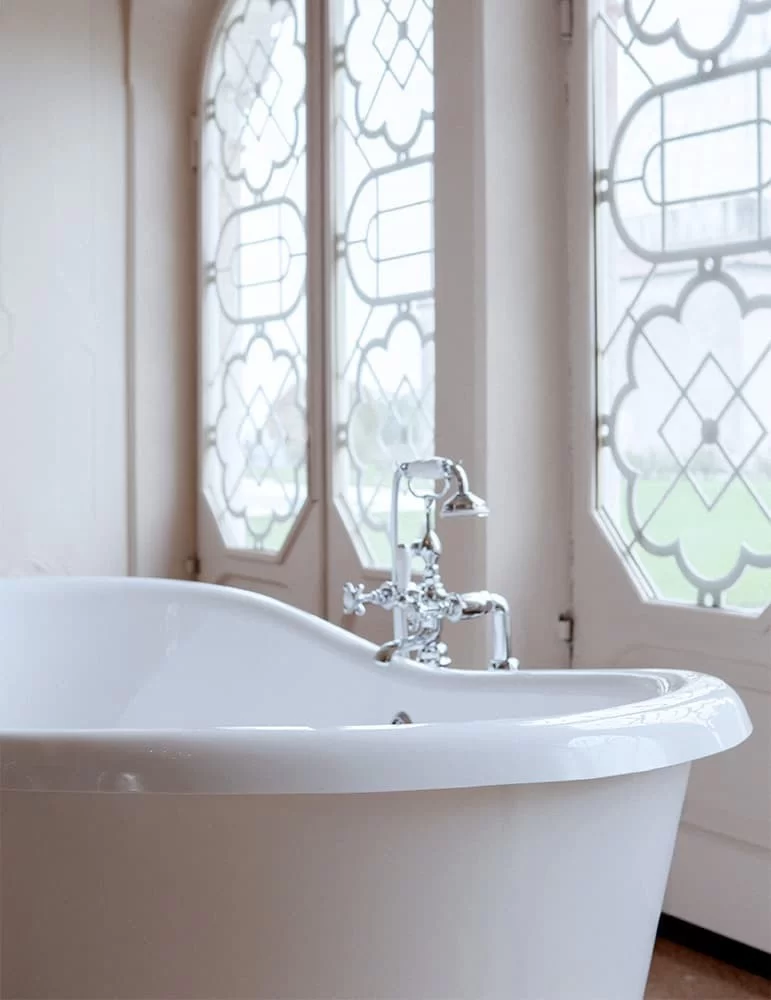 Baignoire vintage acrylique Georgian, de Gentry Home