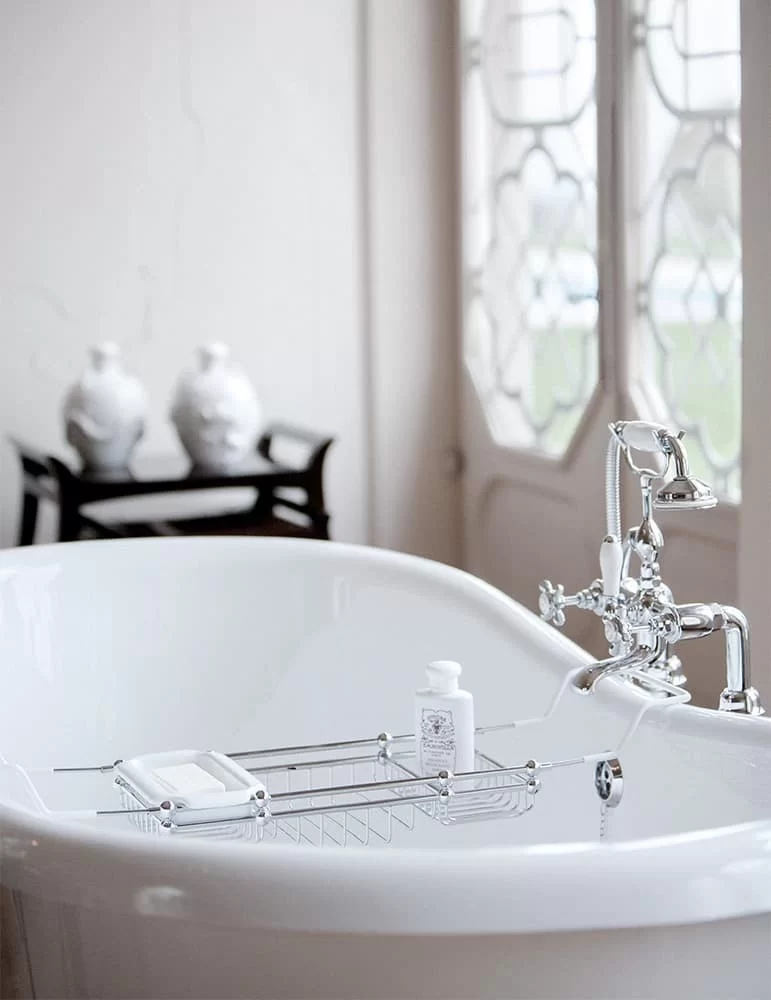 Baignoire vintage acrylique Georgian, de Gentry Home