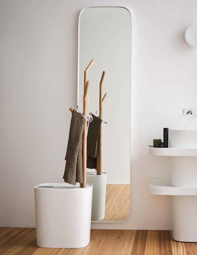 Panier à linge en Corian® avec porte-peignoir Fonte, de Rexa Design