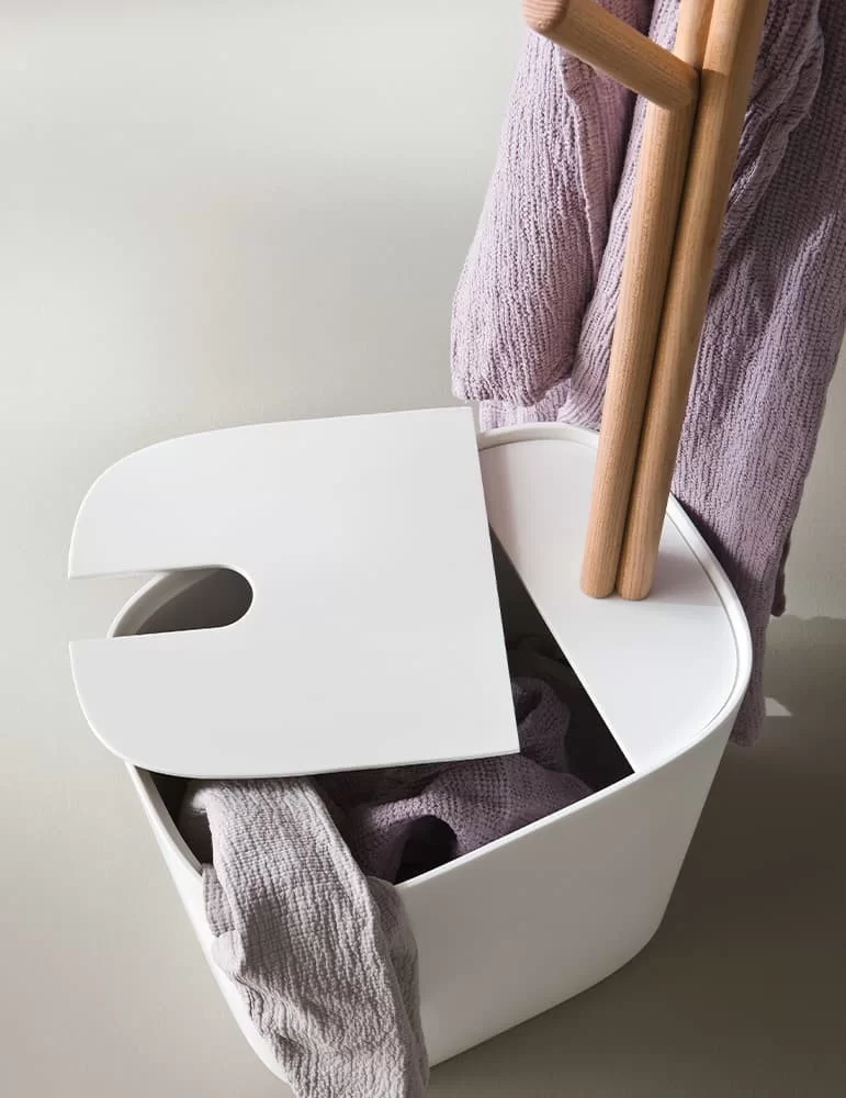 Panier à linge en Corian® avec porte-peignoir Fonte, de Rexa Design