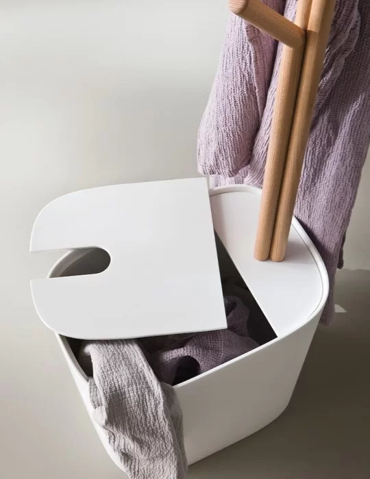 Panier à linge en Corian® avec porte-peignoir Fonte, de Rexa Design