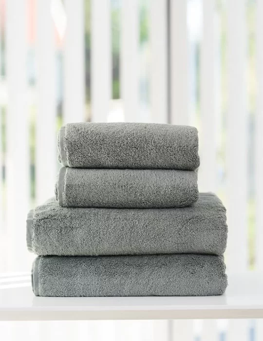 Drap de bain 100x150 cm gris foncé de Luin Living