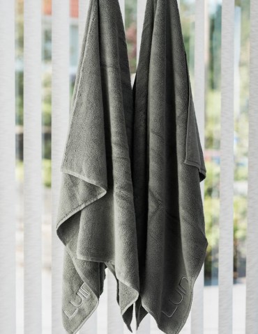 Drap de bain 100x150 cm gris foncé de Luin Living