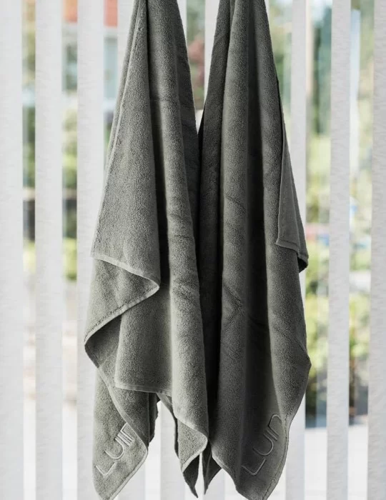 Drap de bain 100x150 cm gris foncé de Luin Living Drap de bain 100x150 cm gris foncé de Luin Living