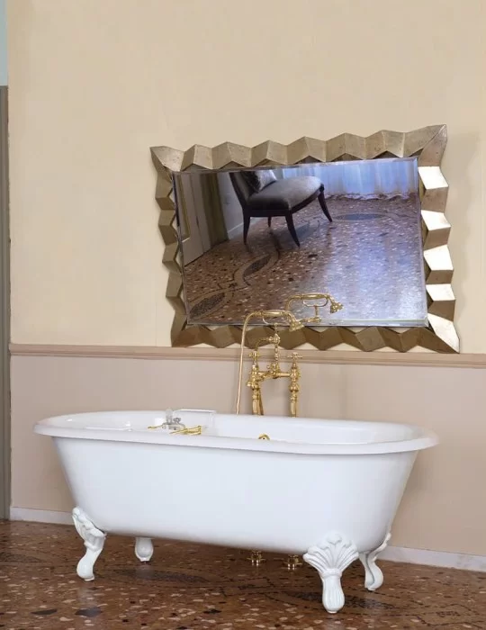 Baignoire îlot en fonte Violet, de Gentry Home. Pieds blancs.