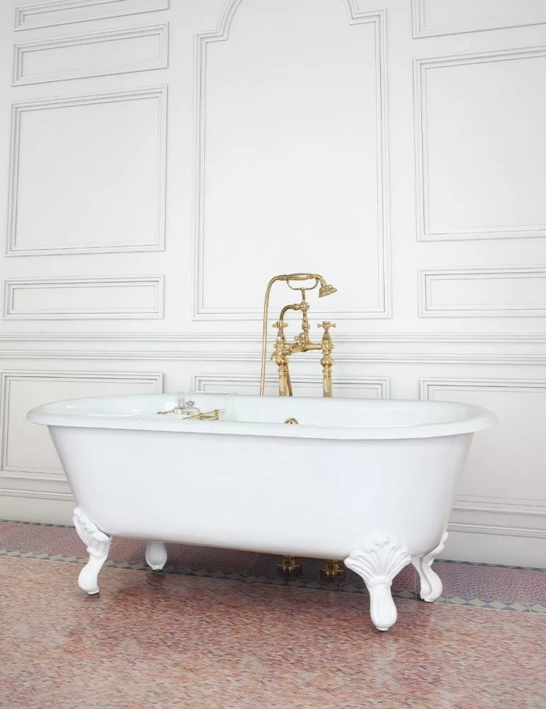 Baignoire îlot en fonte Violet, de Gentry Home. Pieds blancs. Baignoire îlot en fonte Violet, de Gentry Home. Pieds blancs.