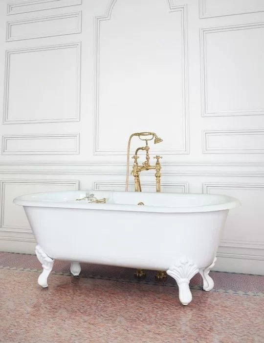 Baignoire îlot en fonte Violet, de Gentry Home. Pieds blancs. Baignoire îlot en fonte Violet, de Gentry Home. Pieds blancs.