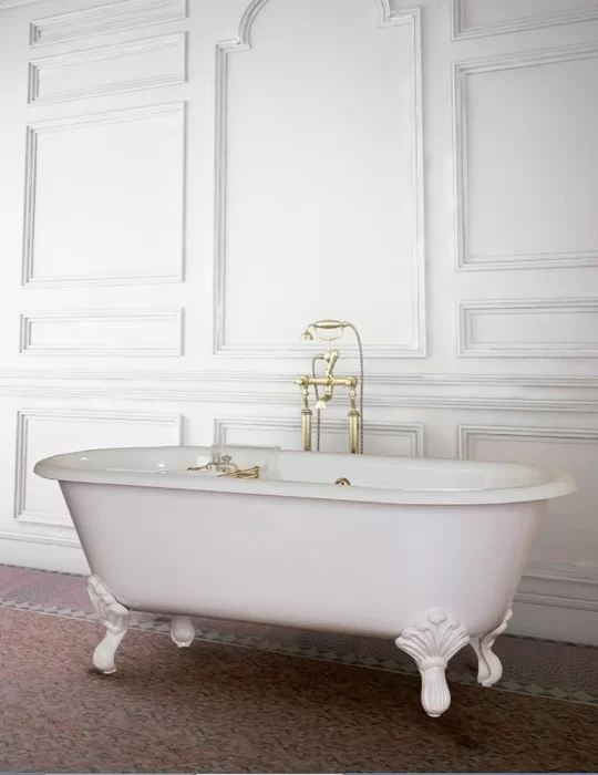 Baignoire îlot en fonte Violet, de Gentry Home. Pieds blancs.