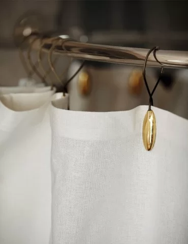 Porte-rideau de douche spécial baignoire, de Gentry Home. Mural. 2