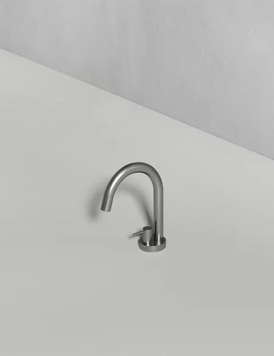 Robinet à eau froide à poser pour lavabo VIRGOLA, de Rexa Design Robinet à eau froide à poser pour lavabo VIRGOLA, de Rexa Design