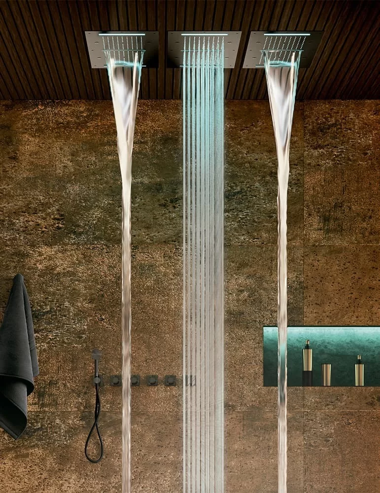 Plafond de douche ciel pluie, cascade, brumisateurs et chromothérapie.