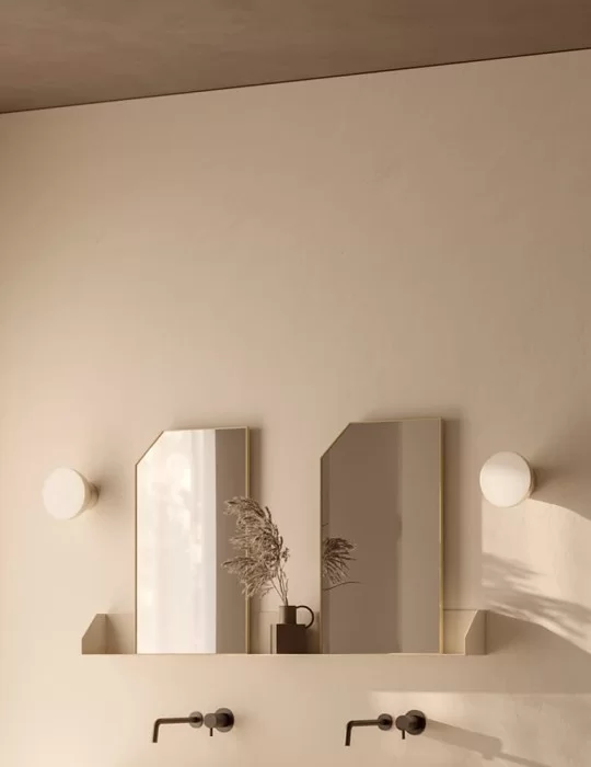 Miroir double avec étagère Swing, de Ex-t Design